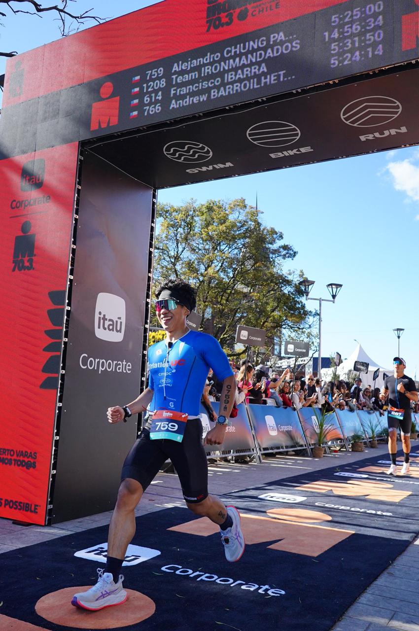 Alejandro Chung cruzando la meta del Ironman